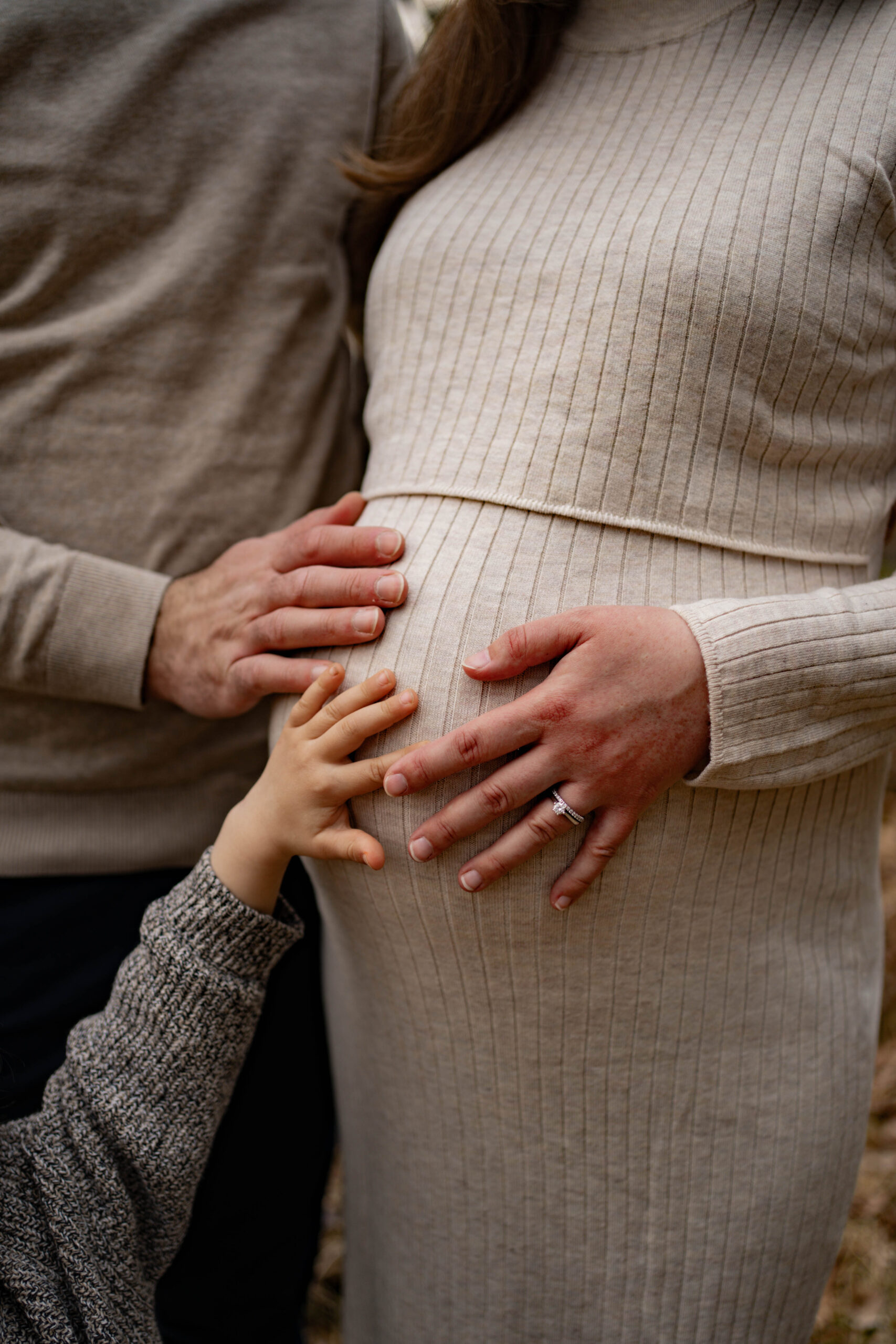 Babybauchfoto Langenhagen - drei Hände auf einem Babybauch
